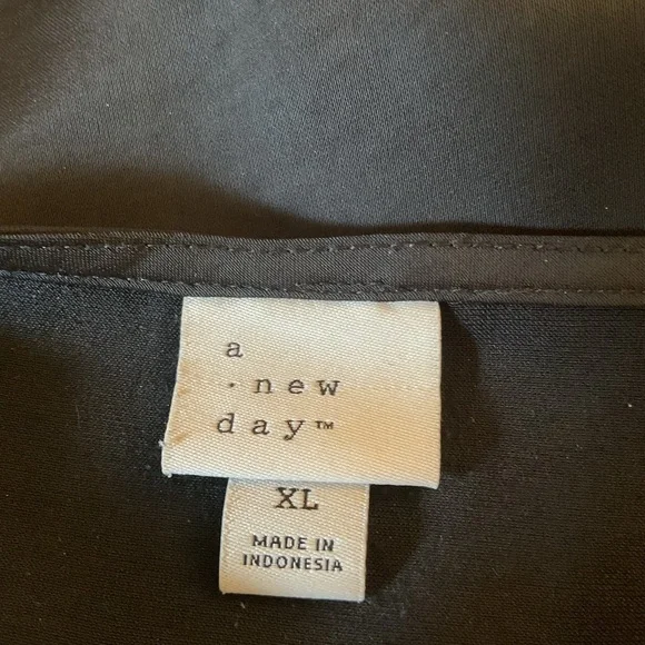 A New Day Black Camisole - Picture 5 of 6